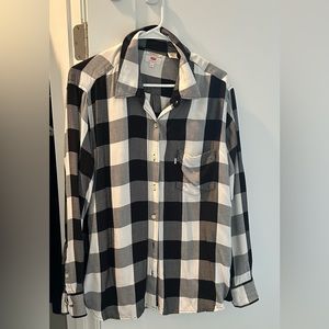 Levi’s black & white button up